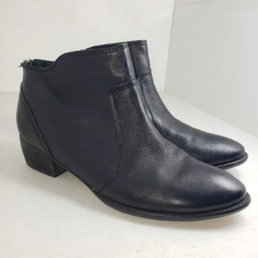 Seychelles Black Closed Toe Zip Booties Sz 10